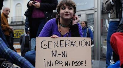 Una joven muestra una pancarta durante la concentración de esta tarde en la Puerta del Sol.