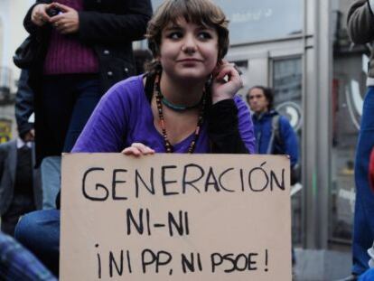 Una joven muestra una pancarta durante la concentración de esta tarde en la Puerta del Sol.