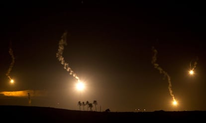 Bengalas israelíes iluminan la frontera sur con la Franja de Gaza.