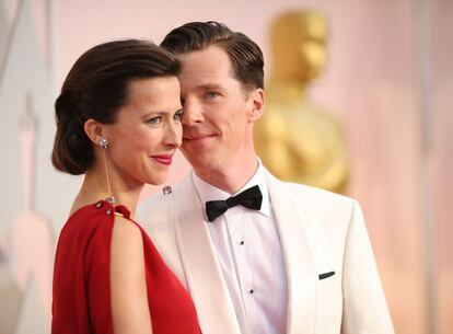 Benedict Cumberbatch, con su mujer Sophie Hunter, fue de los que apost&oacute; por ir de blanco