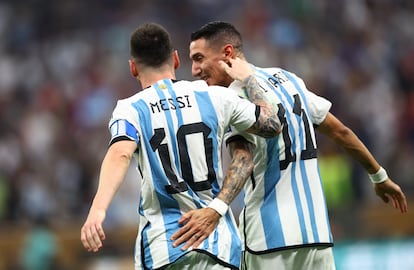 Messi y Di María celebran el segundo gol de su selección. 