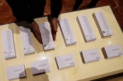 GRAF5513. BARCELONA, 20/12/2017.- Un operario coloca papeletas electorales en el Ayuntamiento de Barcelona, uno de los colegios electorales donde un total de 5.553.983 catalanes podrán votar mañana en unas elecciones de carácter excepcional, las primeras convocadas por el Gobierno del Estado en aplicación del artículo 155 de la Constitución, tras el cese del Govern de Carles Puigdemont por la declaración de independencia en el Parlament. EFE/Alberto Estévez