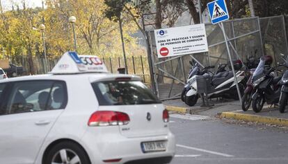 Un cotxe d'autoescola a Montjuïc (Barcelona).