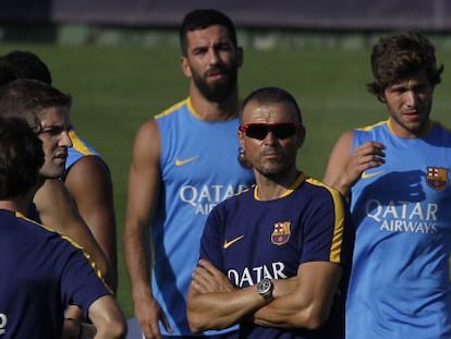 Luis Enrique, flanqueado por Arda Turán y Sergi Roberto.