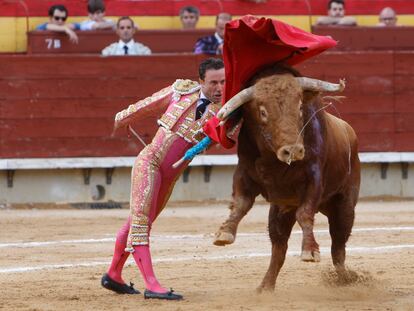 El diestro Rafaelillo con su primer toro de este domingo en el festejo taurino de la Feria de Sant Joan i Sant Pere de Castellón, con toros de Miura y El Pilar.