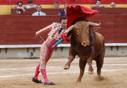 El diestro Rafaelillo con su primer toro de este domingo en el festejo taurino de la Feria de Sant Joan i Sant Pere de Castellón, con toros de Miura y El Pilar.