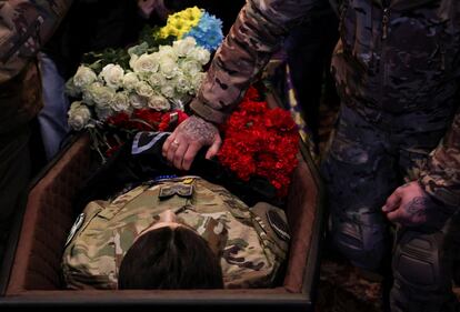 Un soldado rinde tributo a su compañero de armas, Dmitro Kotsiubailo, durante su funeral en la catedral de San Miguel en Kiev.