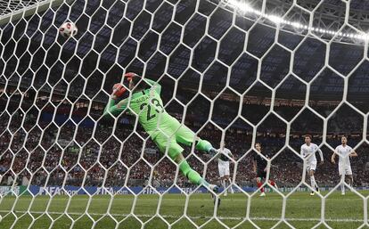 Danijel Subasic intenta parar la falta de Trippier que acabaría sumando el primer gol para Inglaterra en la semifinal. 