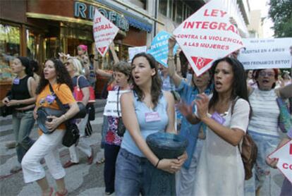 Manifestación de mujeres cerca de la sede del Consejo General del Poder Judicial en apoyo a la ley contra la violencia sobre la mujer.