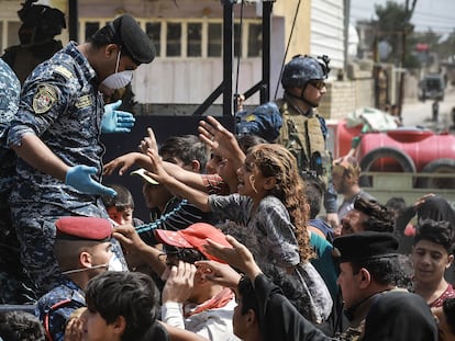 Polícia do Iraque distribui alimentos para a população no último dia 13.