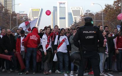 La afición del River Plate en una de las zonas de acceso al estadio madridista.