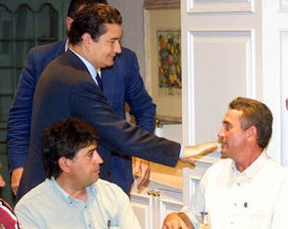 Antonio Sanz, de pie, durante la reunión de ayer de la FAMP.