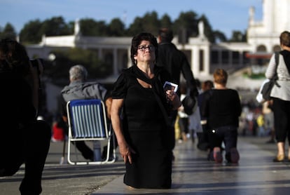 Los tres menores, que eran pastores de un rebaño, explicaron que la Virgen les hizo varias revelaciones en esos encuentros, que conforman la profecía de Fátima, dividida en tres partes. En la imagen, una mujer camina de rodillas en el Santuario de Fátima.