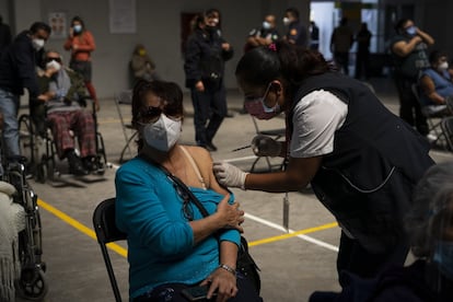 Una mujer recibe la vacuna contra la covid-19 en el Centro Cultural y Deportivo Las Américas de Ecatepec, Estado de México en febrero de 2021.