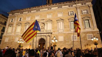 Banderas independentistas frente a la sede de la Generalitat en Barcelona.