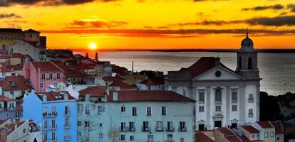 Puesta de Sol en el barrio de Alfama (Lisboa, Portugal). 