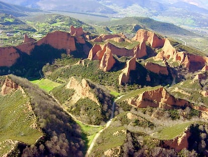 Panorámica de las minas de oro romanas de Las Médulas (León).