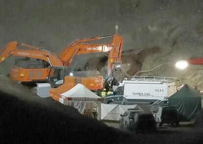 Ya es de noche en Totalán, pero los trabajos continúan. Los reflectores han sido encendidos para continuar el rescate. Los mineros están ya casi en el lugar donde presumen que se encuentra Julen.