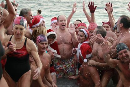 El príncipe Alberto de Mónaco no ha dudado en ponerse el bañador a pocos días de la entrada oficial del invierno por una buena causa. El soberano, emulando la antigua profesión de su esposa, Charlene Wittstock, se ha bañado en las frías aguas del Mediterráneo de Mónaco para recaudar fondos para una asociación tailandesa. Con él, otros tantos valientes que han combinado el atuendo playero con adornos más propios de la Navidad como los típicos gorros de Papá Noel.