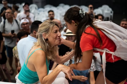 Una asistente acaricia a Yolanda Díaz en el acto de Sumar del pasado domingo en Villaverde.