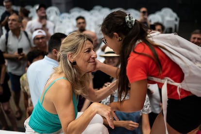 Una asistente acaricia a Yolanda Daz en el acto de Sumar del pasado domingo en Villaverde.

