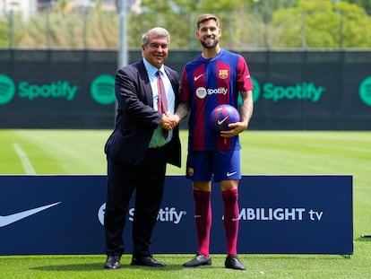 Iñigo Martínez junto a Joan Laporta, presidente del club, tras ser presentado como nuevo jugador del FC Barcelona.