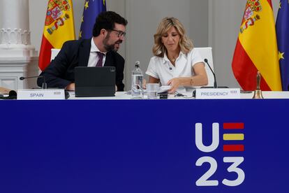 La vicepresidenta segunda del Gobierno y ministra de Trabajo y Economía Social, Yolanda Díaz (d), junto al secretario de Empleo, Joaquín Pérez Rey (i), durante la reunión Informal del Consejo de Empleo y Política Social de la UE (EPSCO) el 13 de julio.