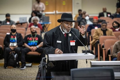 El pastor Henry C. Williams, de Oakland, da su testimonio frente a la comisión de reparaciones de California, en marzo de 2023.
