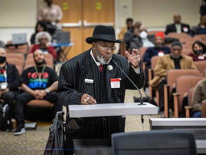 El pastor Henry C. Williams, de Oakland, da su testimonio frente a la comisión de reparaciones de California, en marzo de 2023.