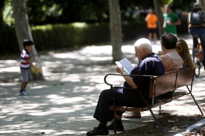 Lectores en el Parque del Retiro de Madrid, alrededor del Paseo de Coches donde se realia la Feria del Libro.