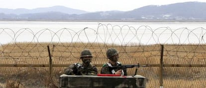 Soldados surcoreanos vigilan tras una barricada cerca del r&iacute;o Imjin cerca de la Zona Desmilitarizada en Paju frente a Corea del Norte. 