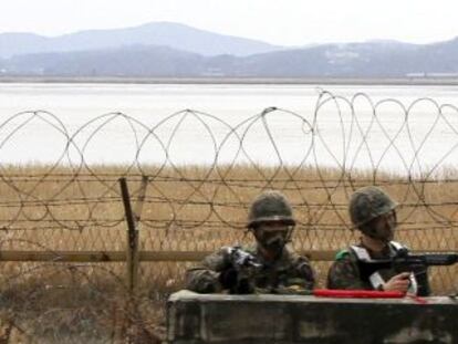 Soldados surcoreanos vigilan tras una barricada cerca del r&iacute;o Imjin cerca de la Zona Desmilitarizada en Paju frente a Corea del Norte. 