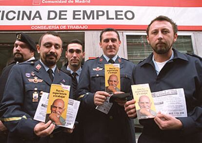 Militares que perderán el empleo, el día en que se inscribieron en el Inem.