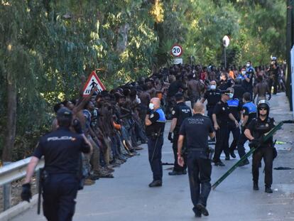 Inmigrantes a las puertas del CETI de Ceuta el pasado julio.