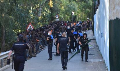 Cientos de inmigrantes a las puertas del CETi de Ceuta, tras saltar la valla el 26 de julio.