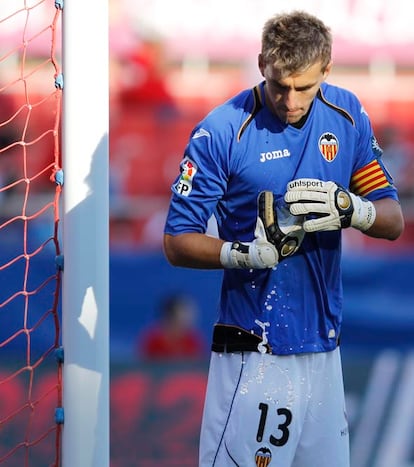 El portero Guaita se refresca, en los inicios del partido se notaba el calor.