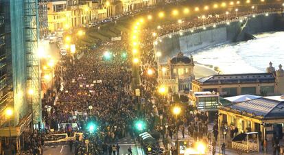 Cientos de miles de personas en todo el país respaldaron, en 2019 (en la imagen), por segundo año consecutivo de las protestas impulsadas y encabezadas por las mujeres. En la imagen, ambiente durante la marcha por el paseo de La Concha de San Sebastián (Gipuzkoa).