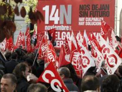 Numerosos sindicalistas acompañando a los secretarios generales de CCOO, UGT, USO y CGT al Ministerio de Empleo donde se registró la convocatoria de huelga general del 14 de noviembre. EFE/Archivo
