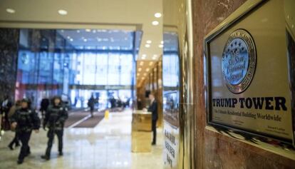 Una pareja de polic&iacute;as en la torre Trump, en Nueva York.