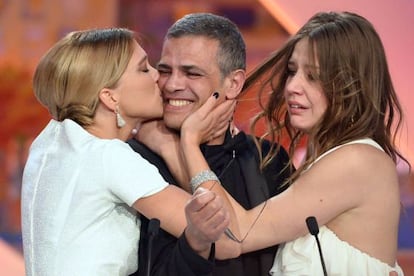 Abdellatif Kechiche, junto a las actrices Adèle Exarchopoulos y Léa Seydoux, que lo besa al recibir la Palma de Oro.
