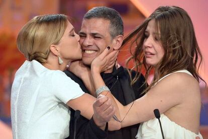 Abdellatif Kechiche, junto a las actrices Adèle Exarchopoulos y Léa Seydoux, que lo besa al recibir la Palma de Oro.