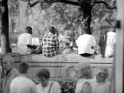 b 35705 (9/Jul/00) - color- Imigrantes gambianos en la plaza de Catalunya en Barcelona. - Foto: Susanna Sáez