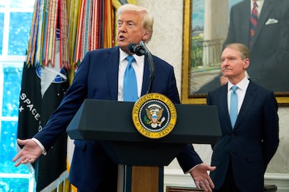 Donald Trump, este martes, en el Despacho Oval de la Casa Blanca, en el juramento del cargo del presidente de la Comisión de Valores y Bolsa (SEC), Paul Atkins, tras él en la imagen.