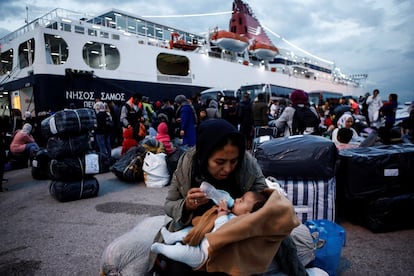 Una mujer alimenta a su bebé después de desembarcar del ferry 'Nissos Samos' a su llegada de la isla de Lesbos al puerto de Pireo (Grecia) . El ferry llegó al Pireo con 453 refugiados de Moria, Lesbos y 13 de la isla de Chios. El centro de recepción e identificación de Moria alberga actualmente a 13.300 personas, de las cuales 1.000 son menores no acompañados. 
