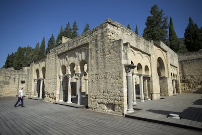 La vistosidad exterior del edificio califal es generada por la combinación de las arquerías de herradura.