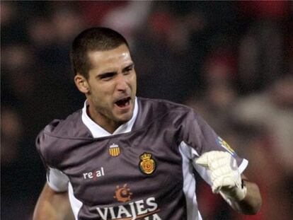 El portero Moya celebra la victoria del Mallorca