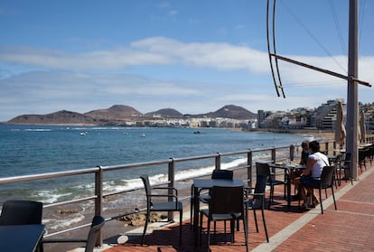 Dos clientes en una terraza en la playa de Las Canteras de Las Palmas de Gran Canaria.