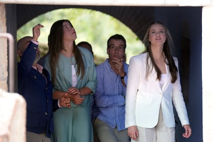La princesa Sofía y la infanta Leonor durante la visita que han realizado este jueves a la Fundación Nando y Elsa Peretti en Sant Martí Vell (Girona).