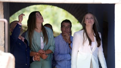 La princesa Sofía y la infanta Leonor durante la visita que han realizado este jueves a la Fundación Nando y Elsa Peretti en Sant Martí Vell (Girona).