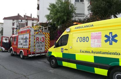 El camión de bomberos y la ambulancia que atendieron a la mujer que quedó atrapada por el canapé de su dormitorio.